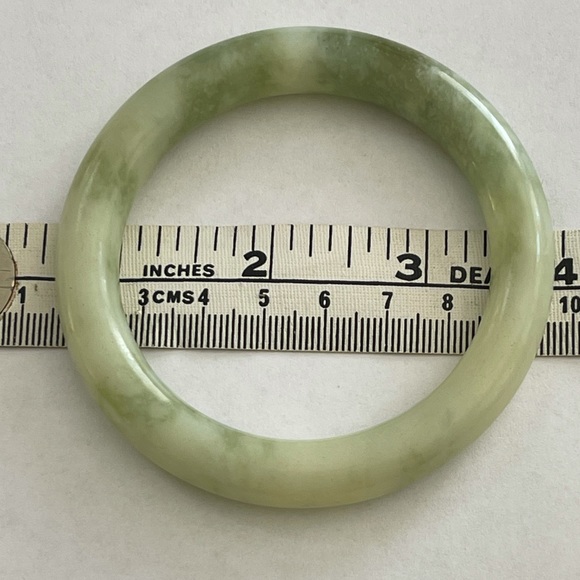 Green treated jade carved bangle bracelet - Picture 6 of 7